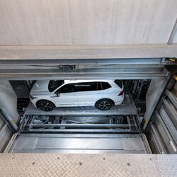Los coches se aparcan en un sistema de aparcamiento