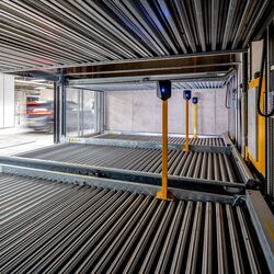 Interior view of the WÖHR Combilift semi-automatic parking system with movable parking platforms for space-saving and efficient vehicle parking.