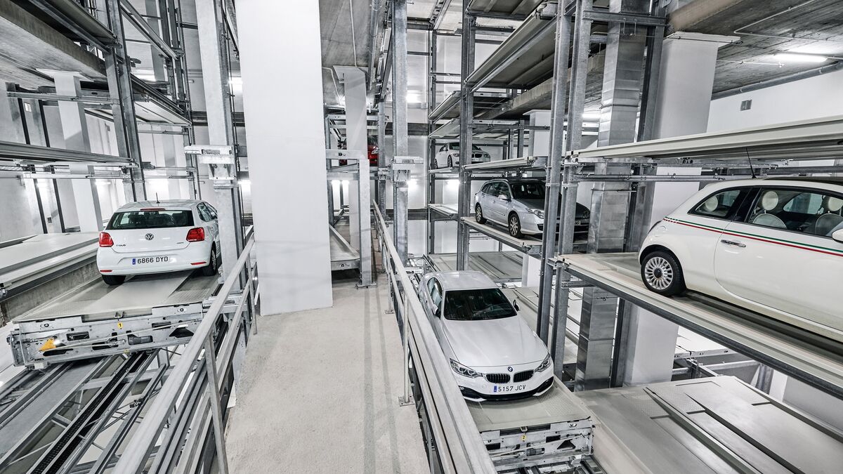 Los coches se aparcan en un sistema de estanterías