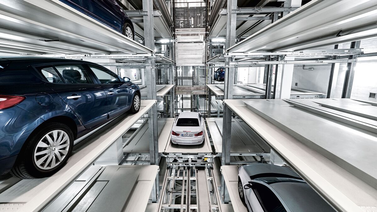 Los coches se aparcan en un sistema de almacenamiento en estanterías