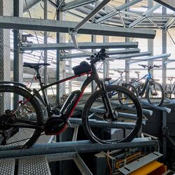 Bicicleta en un carril de bicicletas dentro de un sistema automático de aparcamiento para bicicletas