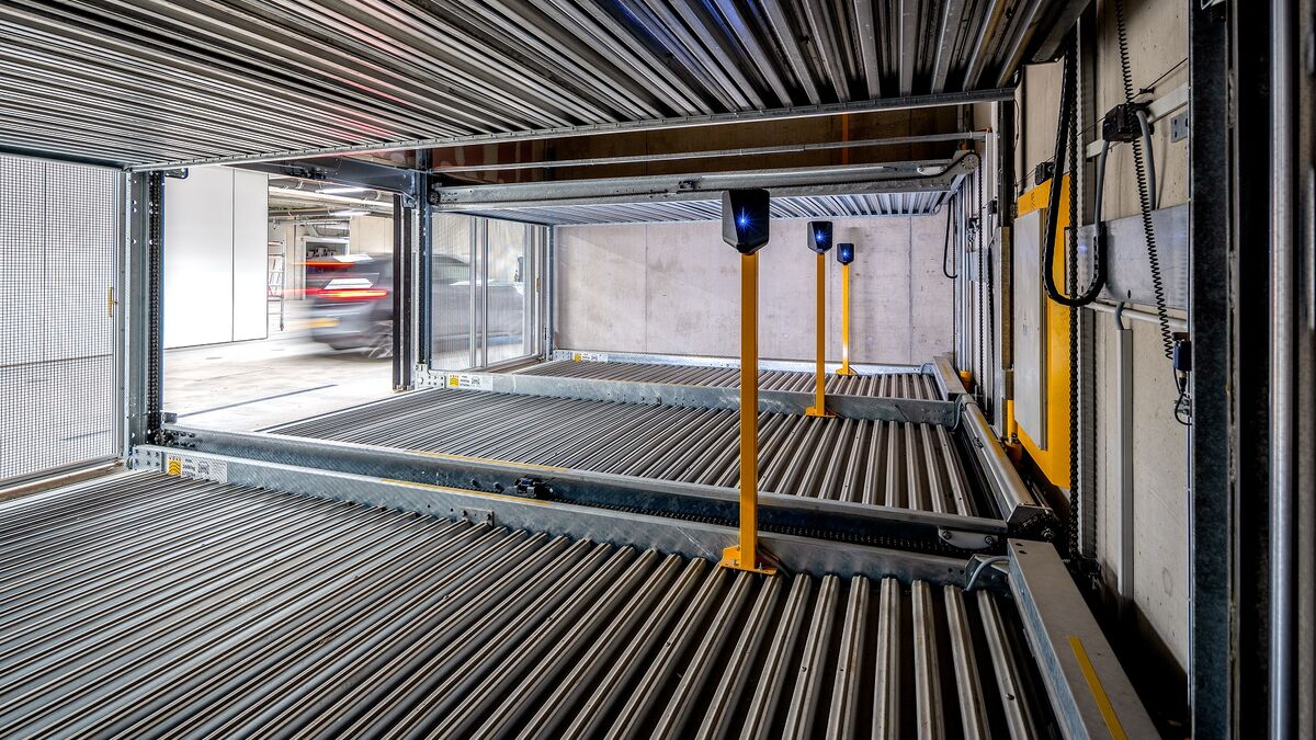 Interior view of the WÖHR Combilift semi-automatic parking system with movable parking platforms for space-saving and efficient vehicle parking.