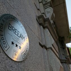 Placa de la certificación BREEAM en la fachada de un edificio