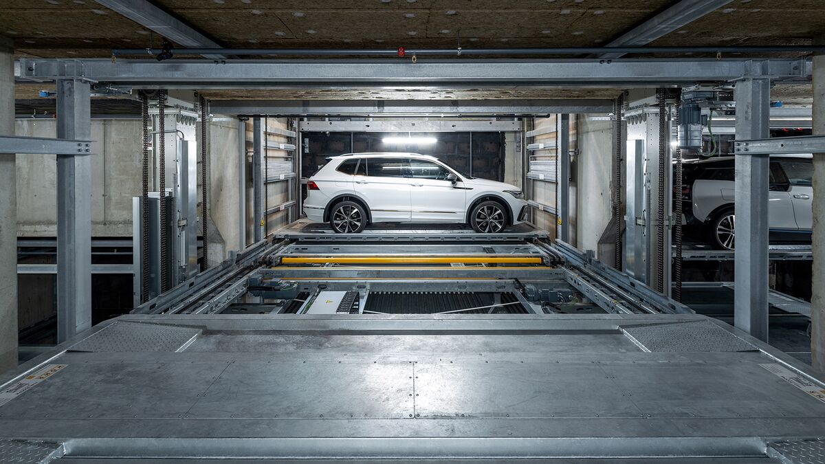 Los coches se aparcan en un sistema de aparcamiento
