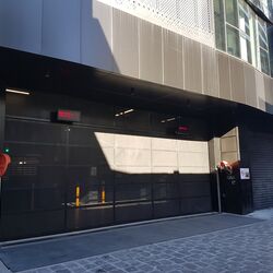 La entrada al sistema de aparcamiento está cerrada con una puerta.