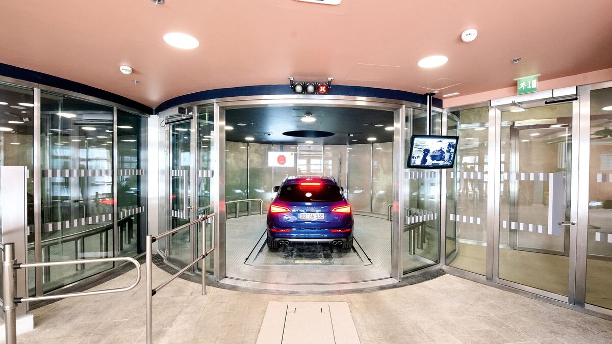 El coche entra en un sistema de aparcamiento