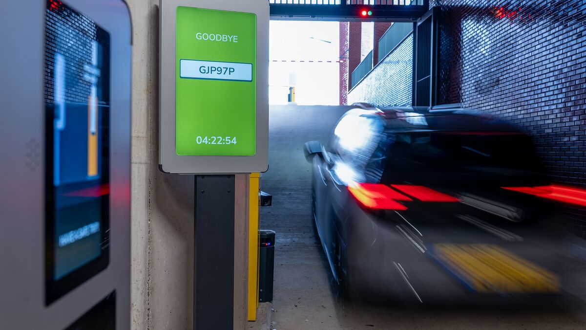 Automatic license plate recognition when exiting a WÖHR Combilift 542/543 parking system.