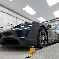El coche está sobre una plataforma de aparcamiento