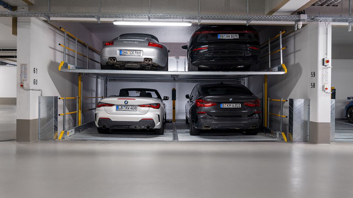 Los coches se aparcan en un sistema de aparcamiento
