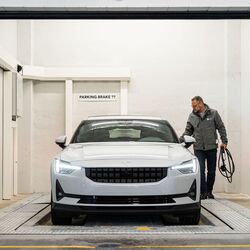 La imagen muestra la zona de entrega de un sistema de aparcamiento automatizado donde el vehículo es estacionado por el conductor.