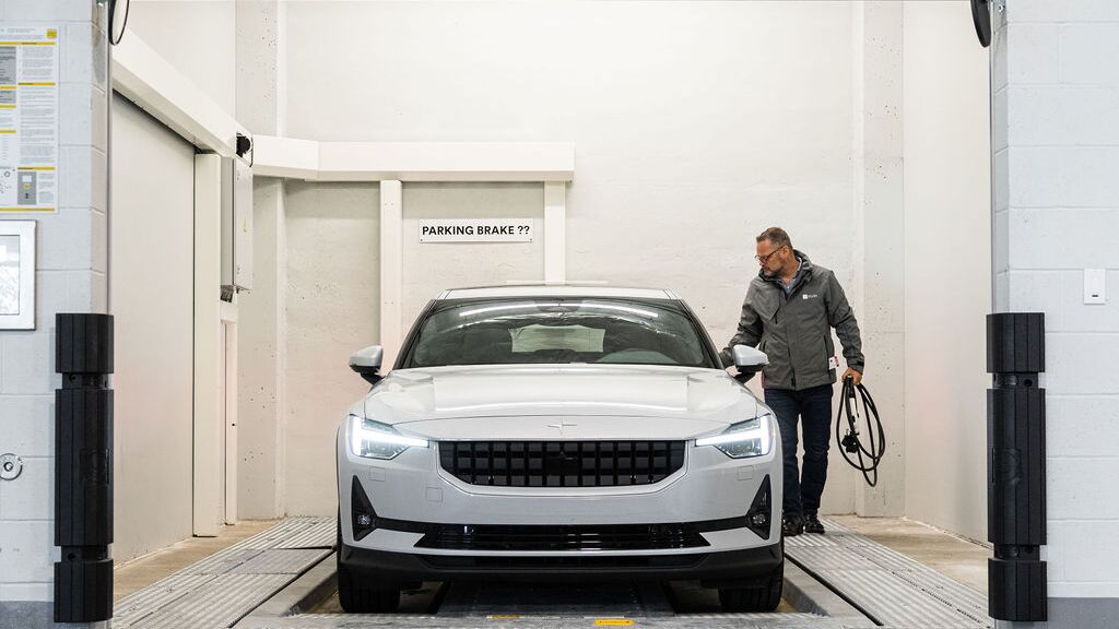 La imagen muestra la zona de entrega de un sistema de aparcamiento automatizado donde el vehículo es estacionado por el conductor.