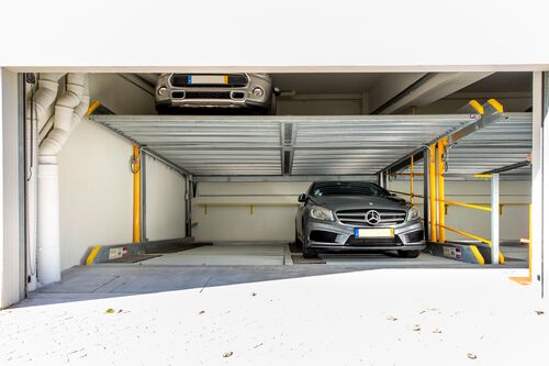 Hay dos coches en un sistema de aparcamiento