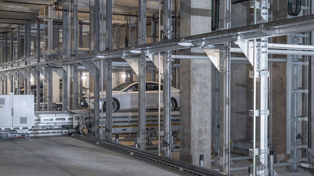 El coche está siendo aparcado en un sistema de estacionamiento automatizado.