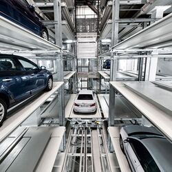 Los coches se aparcan en un sistema de almacenamiento en estanterías