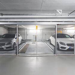 Los coches están estacionados en un sistema de aparcamiento