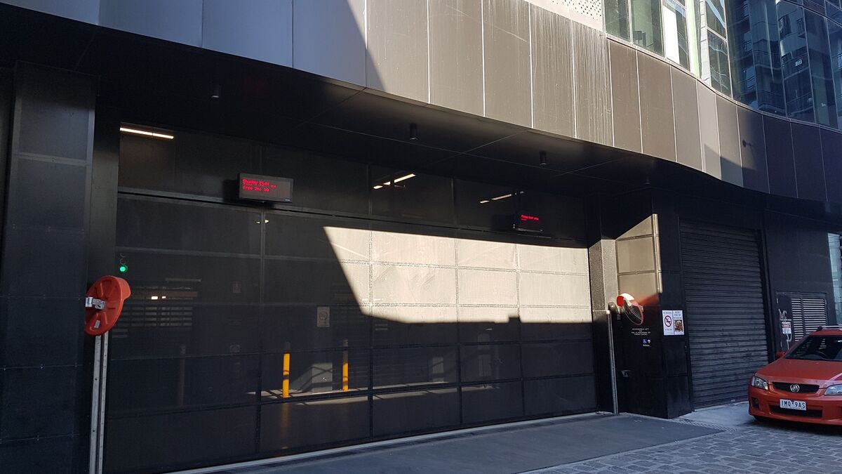 La entrada al sistema de aparcamiento está cerrada con una puerta.