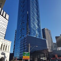 Vista exterior del edificio Shadow Play en el centro de Melbourne