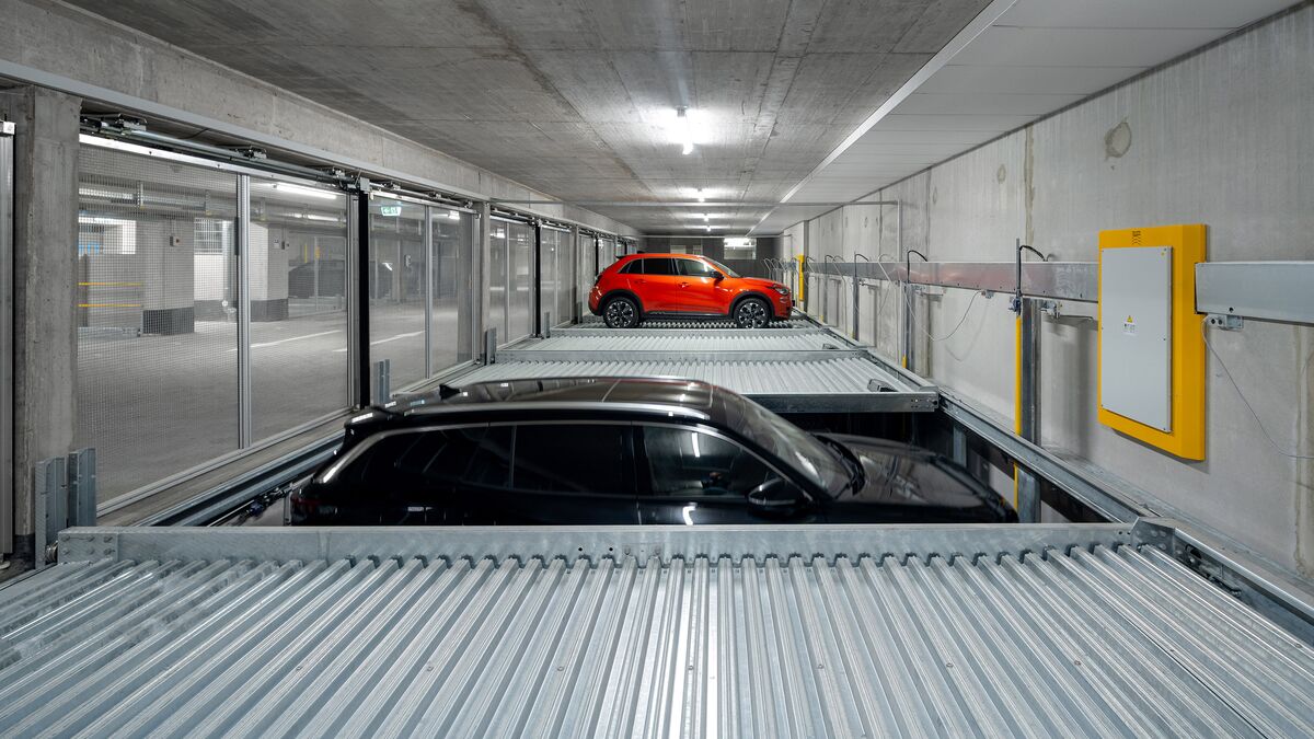 El coche desciende un nivel en el sistema de aparcamiento