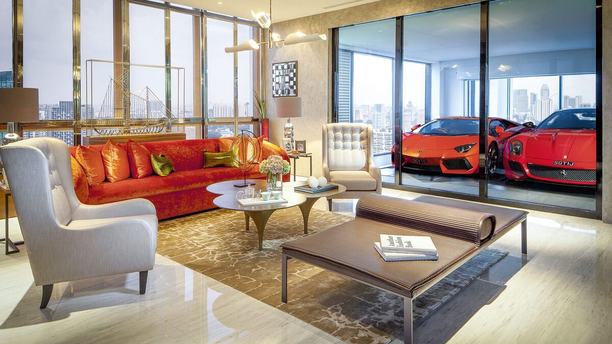 El salón de un piso con los coches aparcados en el Skygarage