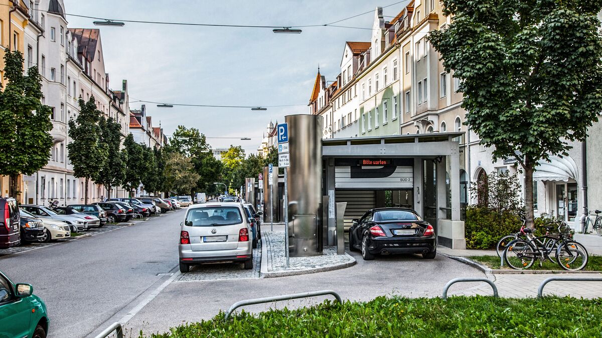 El coche atraviesa la puerta de entrada