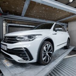Los coches se encuentran en un sistema de aparcamiento