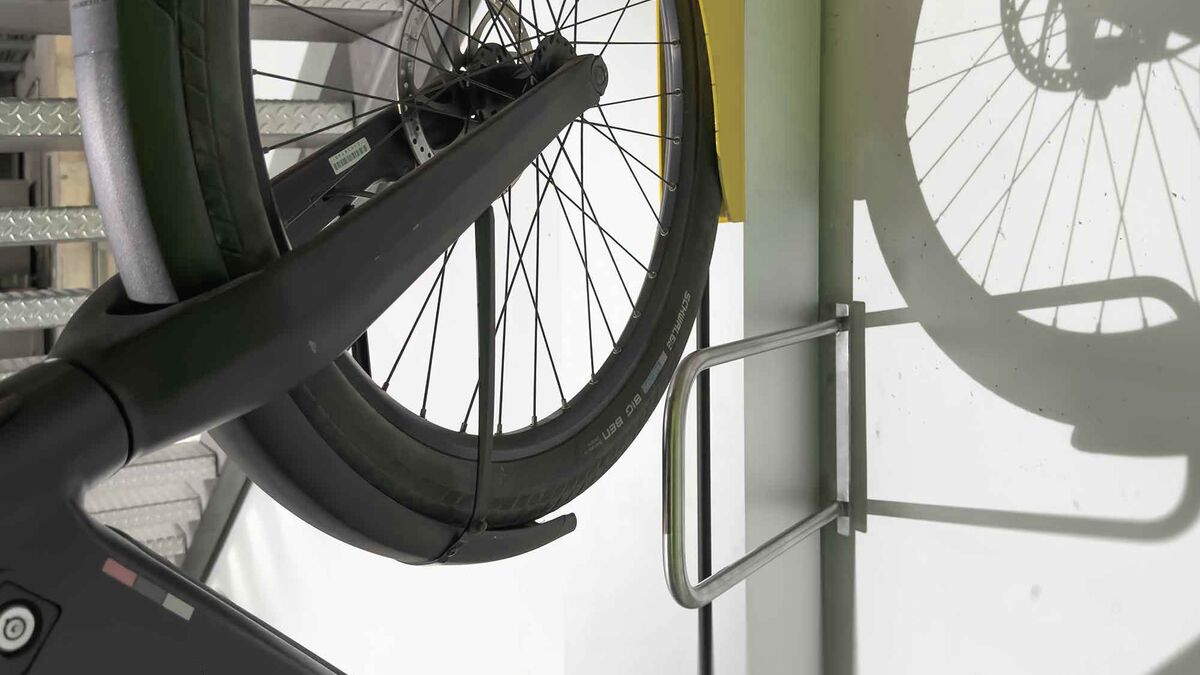 643d0e44e2685e3f69586018_bike-parking-lift-anti-diebstahl-close_gelb.jpg