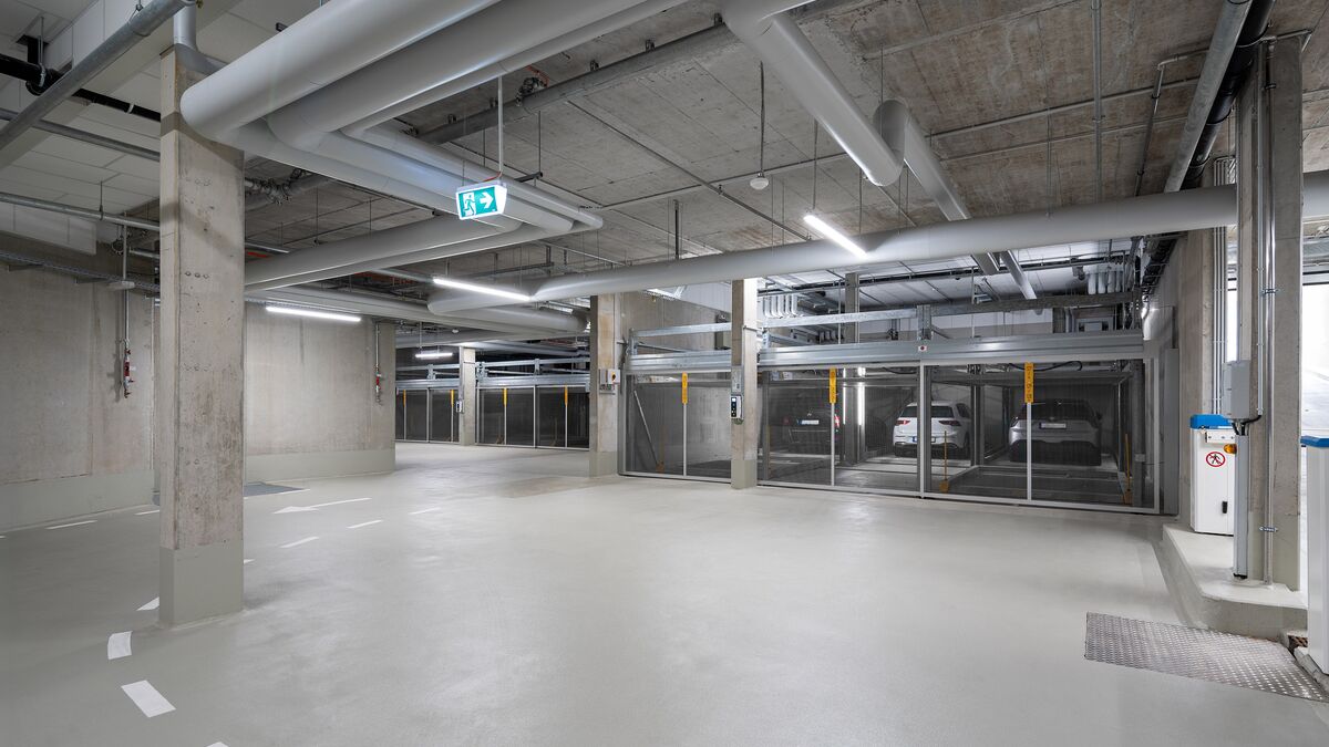 Overview of the WÖHR Combilifts in the underground car park (full view)