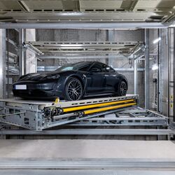 El coche se encuentra en la plataforma del sistema de aparcamiento