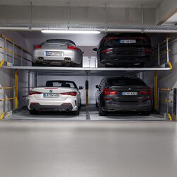 Los coches se aparcan en un sistema de aparcamiento