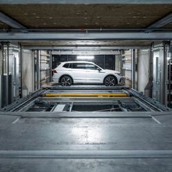 Los coches se aparcan en un sistema de aparcamiento