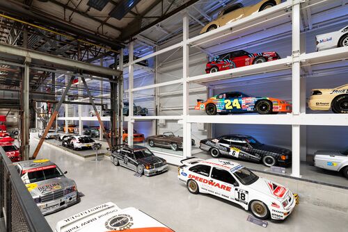 Estantería en la pared llena de coches en un museo