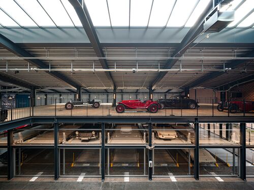 Museo con un sistema de aparcamiento en el que se guardan coches y vehículos clásicos