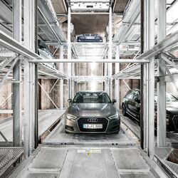 Los coches se aparcan en un sistema de aparcamiento