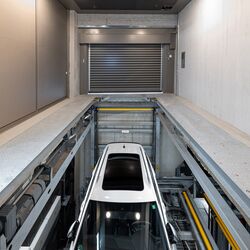 El coche desciende hasta el aparcamiento subterráneo