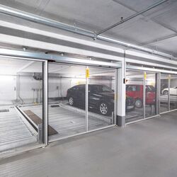 Los coches están estacionados en un sistema de aparcamiento