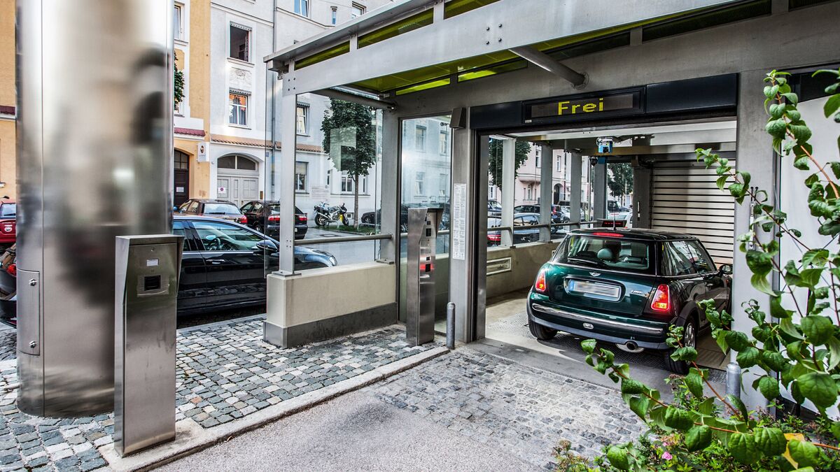 El coche se encuentra en una cabina de entrada del sistema de aparcamiento