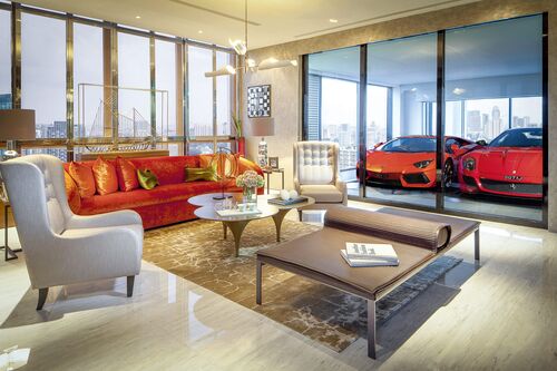 El salón de un piso con los coches aparcados en el Skygarage