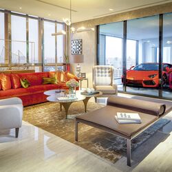 El salón de un piso con los coches aparcados en el Skygarage