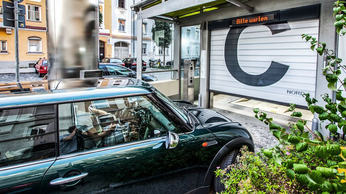 El coche atraviesa una puerta de entrada