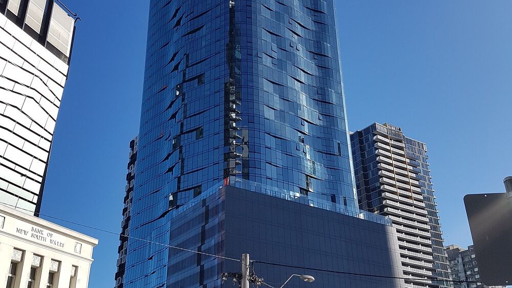 Vista exterior del edificio Shadow Play en el centro de Melbourne