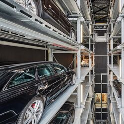 Vista general de un sistema de aparcamiento con vehículos estacionados