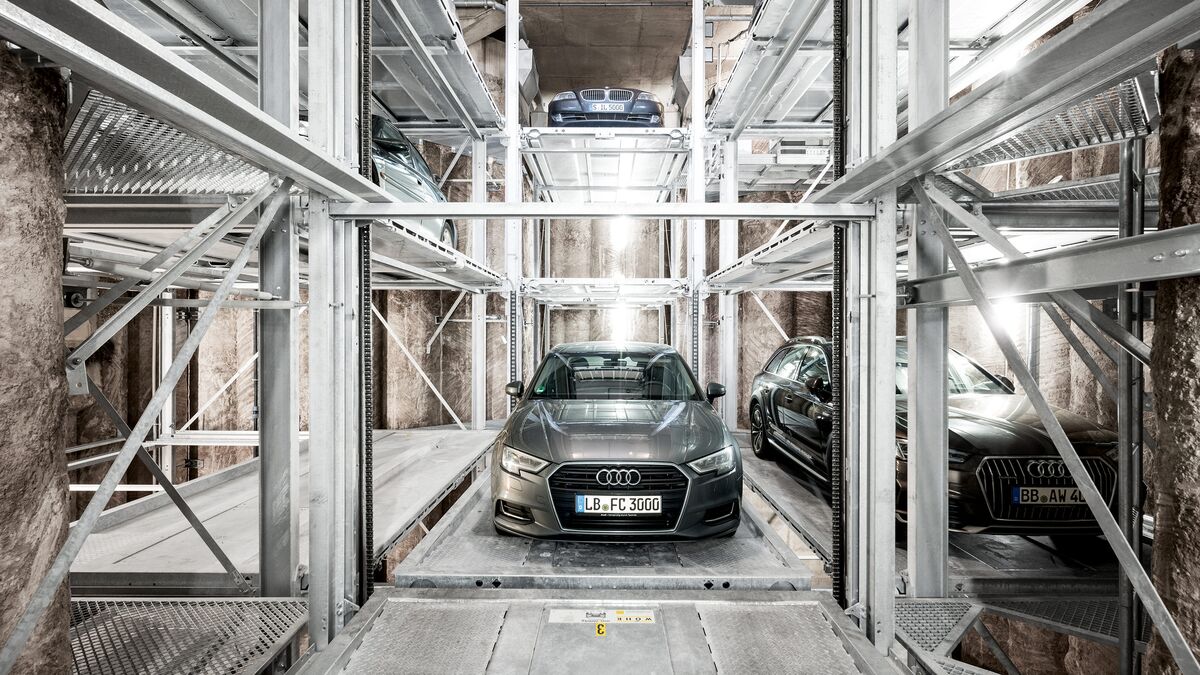 Los coches se aparcan en un sistema de aparcamiento
