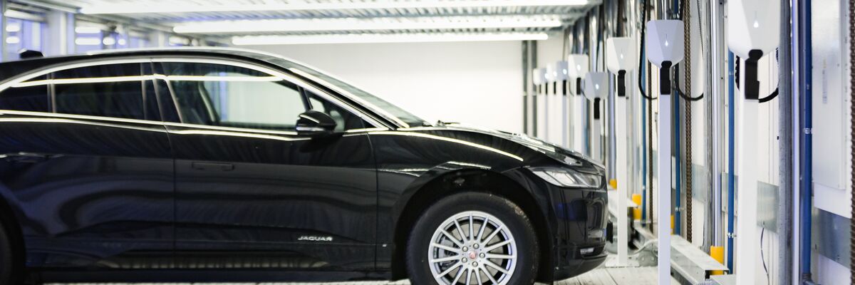 Los coches se colocan en un sistema de aparcamiento